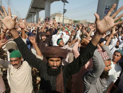 Pakistani-people-protesting-the-food-shortages-inflation-has-affected-the-daily-lives-of-people