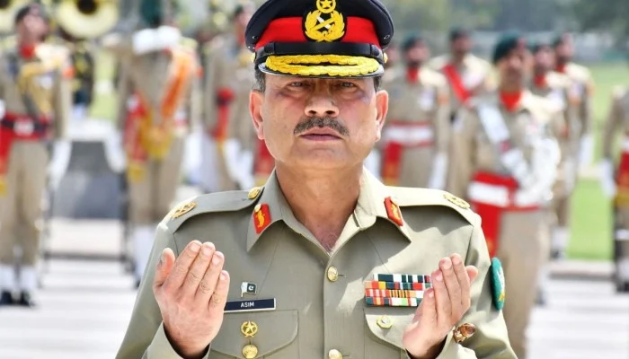 Pakistan mein chali hai rasm ki koi na sar utha ke chale